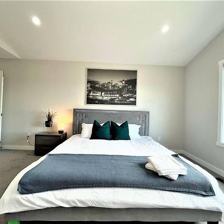 فيلا Luxury Retreat For Large Groups YYC المظهر الخارجي الصورة