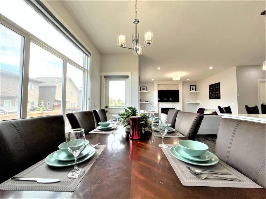 فيلا Luxury Retreat For Large Groups YYC المظهر الخارجي الصورة