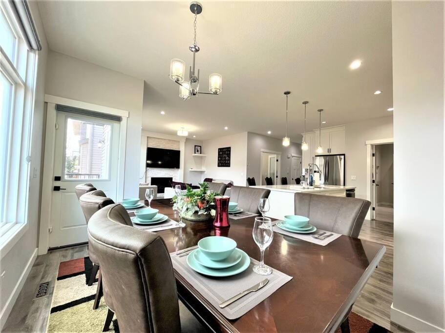 فيلا Luxury Retreat For Large Groups YYC المظهر الخارجي الصورة