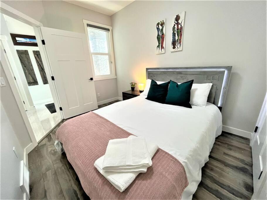 فيلا Luxury Retreat For Large Groups YYC المظهر الخارجي الصورة