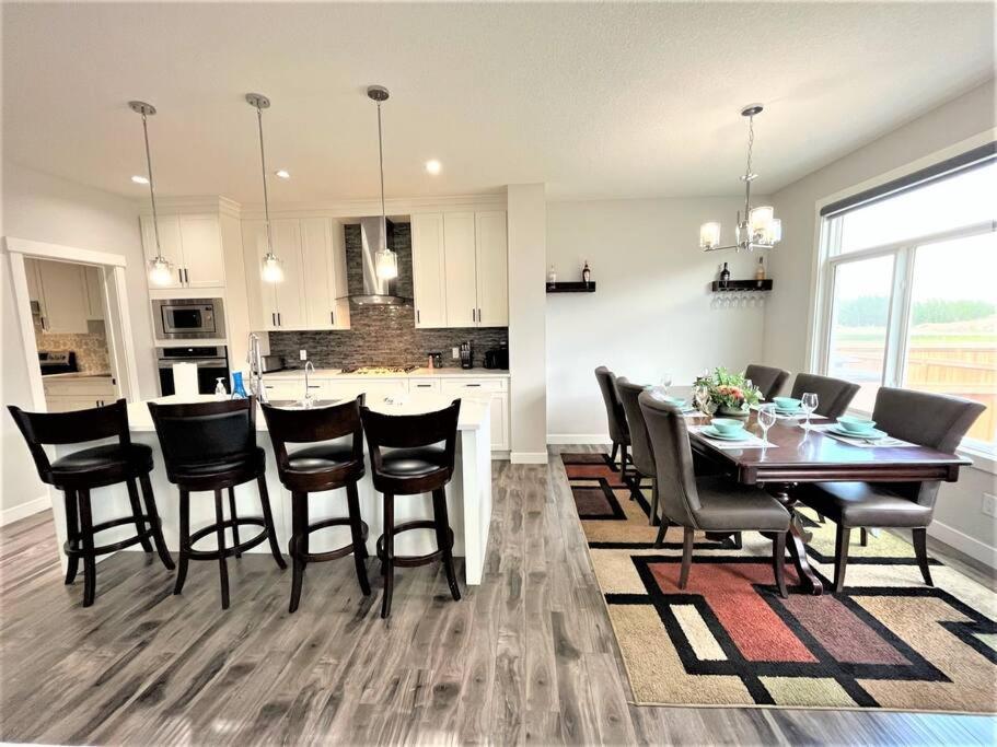 فيلا Luxury Retreat For Large Groups YYC المظهر الخارجي الصورة