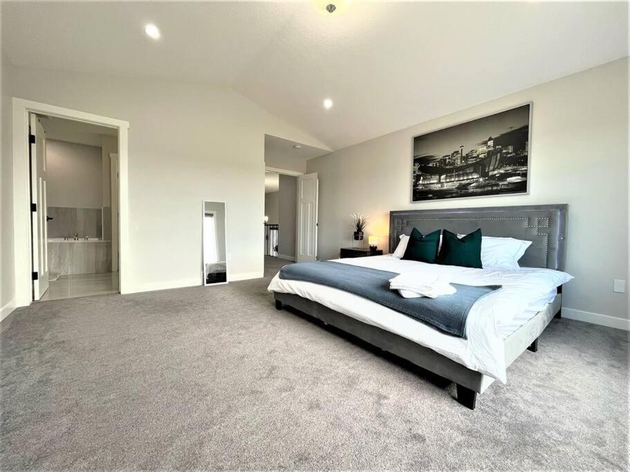 فيلا Luxury Retreat For Large Groups YYC المظهر الخارجي الصورة