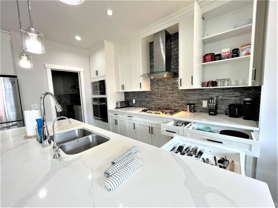 فيلا Luxury Retreat For Large Groups YYC المظهر الخارجي الصورة