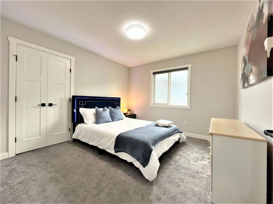 فيلا Luxury Retreat For Large Groups YYC المظهر الخارجي الصورة