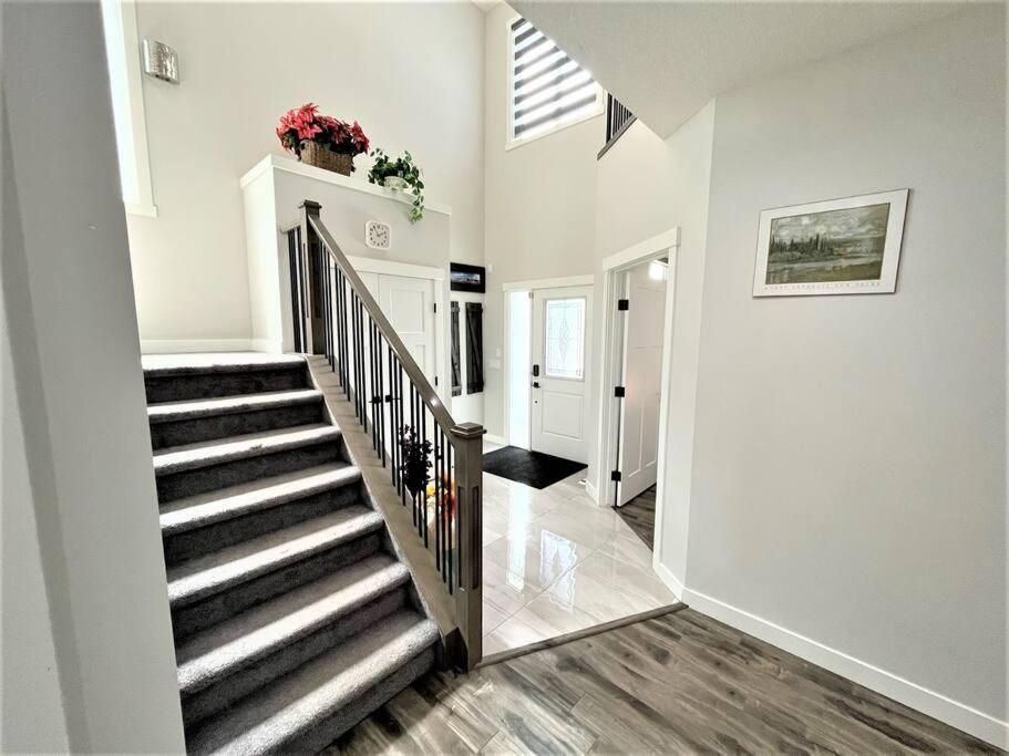 فيلا Luxury Retreat For Large Groups YYC المظهر الخارجي الصورة