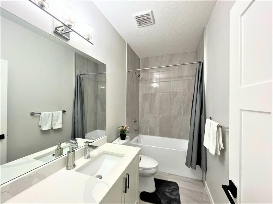 فيلا Luxury Retreat For Large Groups YYC المظهر الخارجي الصورة